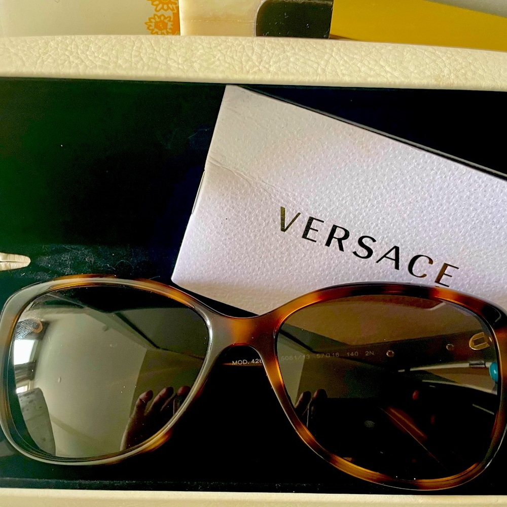 Versace Sunglasses in Tortious Shell. Comes with the case shown in the picture